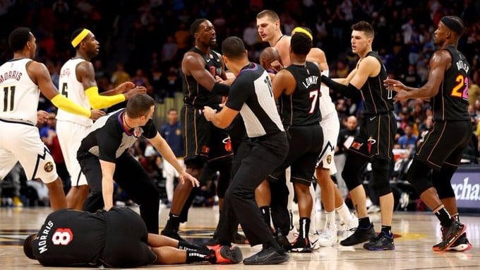 Suspenden al basquetbolista Nikola Jokic por agresión contra jugador del Heat