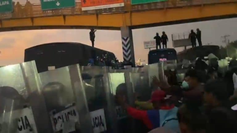Al menos 17 lesionados tras enfrentamiento entre policías y migrantes en la México-Puebla