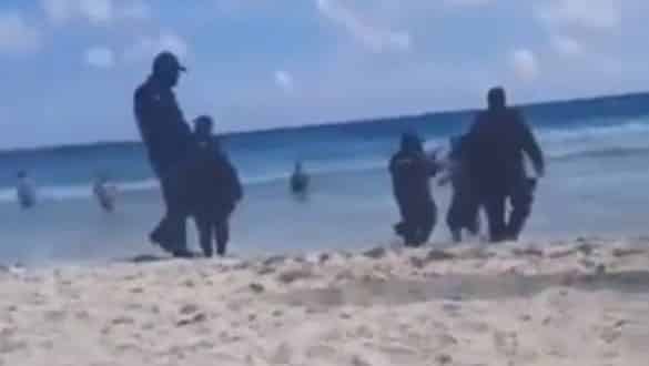 Policías someten a hombre en playa de Cancún por pasear a su perro
