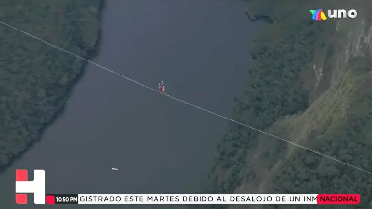Alemán cruza el Cañón del Sumidero en la cuerda floja y con los ojos vendados