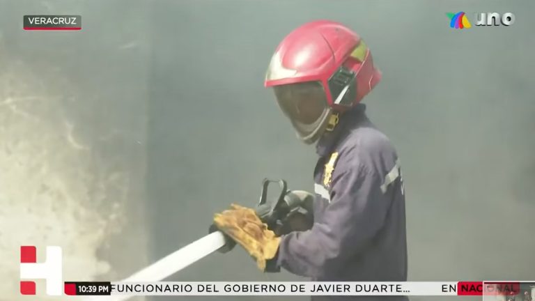 Quema clandestina de basura en Veracruz generó fuertes llamas; kinder fue desalojado