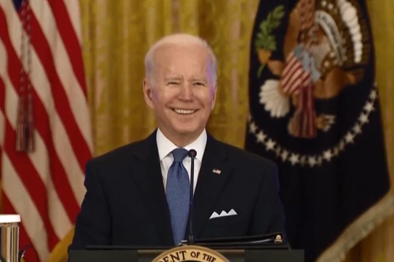 Presidente Joe Biden llama “estúpido hijo de perra” a reportero