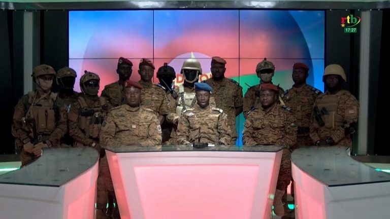 Militares de Burkina Faso toman como rehén al presidente; disuelven el Gobierno