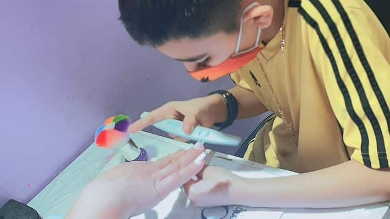 Niño pone uñas para pagar la operación de su hermanito en Tamaulipas