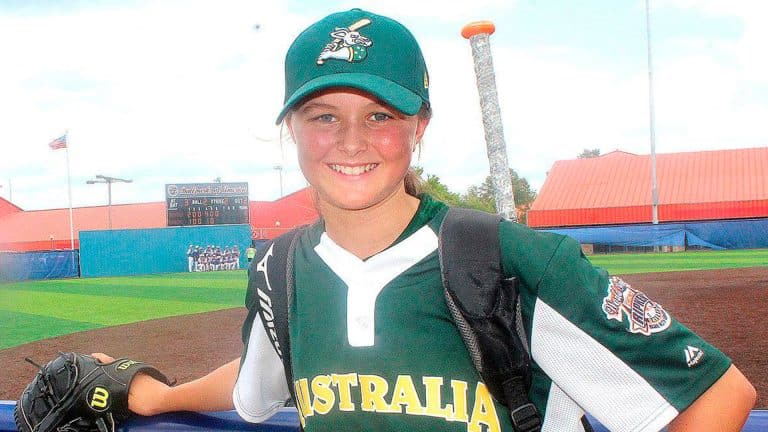 Genevieve Beacom es la primera mujer en jugar béisbol profesional en Australia