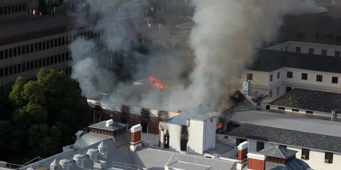 Incendio destruye la Asamblea Nacional de Sudáfrica; hay un detenido