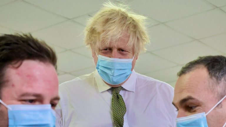 Boris Johnson es acusado de participar en fiesta durante confinamiento