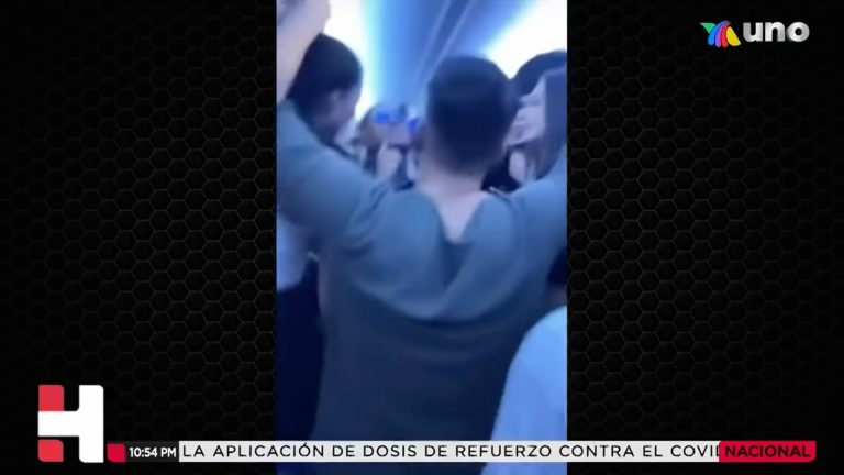 Influencers canadienses arman fiesta en pleno vuelo; podría haber multas económicas