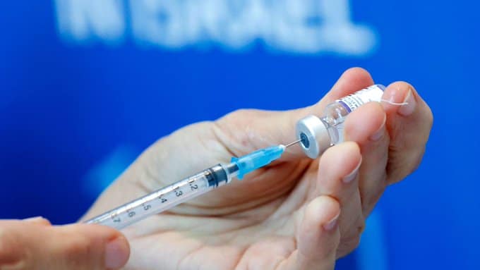 Pfizer informa que en marzo tendrá nueva vacuna contra variante Ómicron