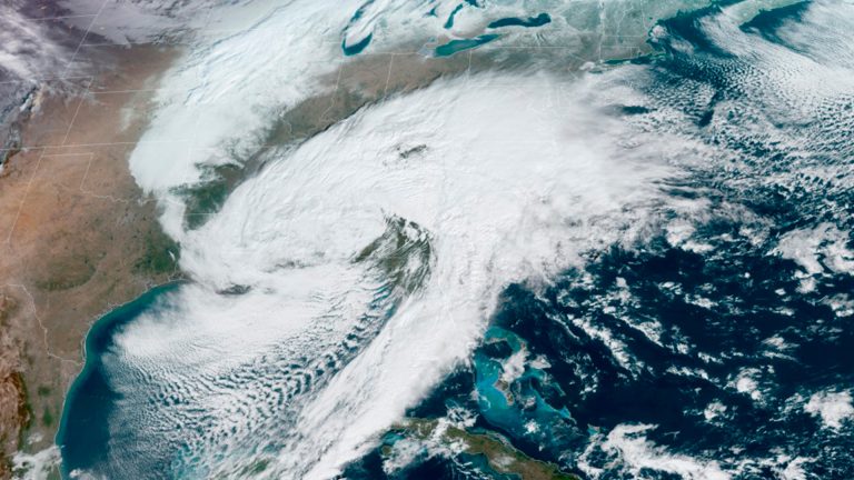 Fuertes nevadas azotan la costa este de Canadá y Estados Unidos