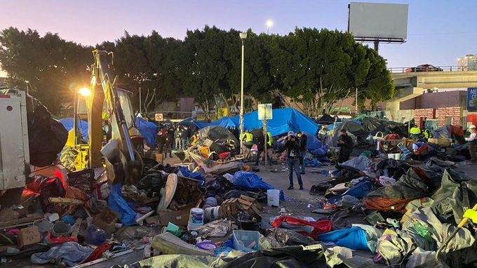 Desalojan autoridades campamento migrante en Tijuana, Baja California