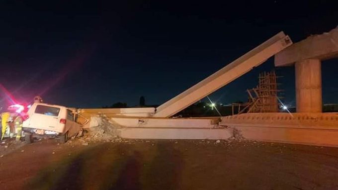 Colapsa puente sobre autopista México-Pachuca; una persona lesionada