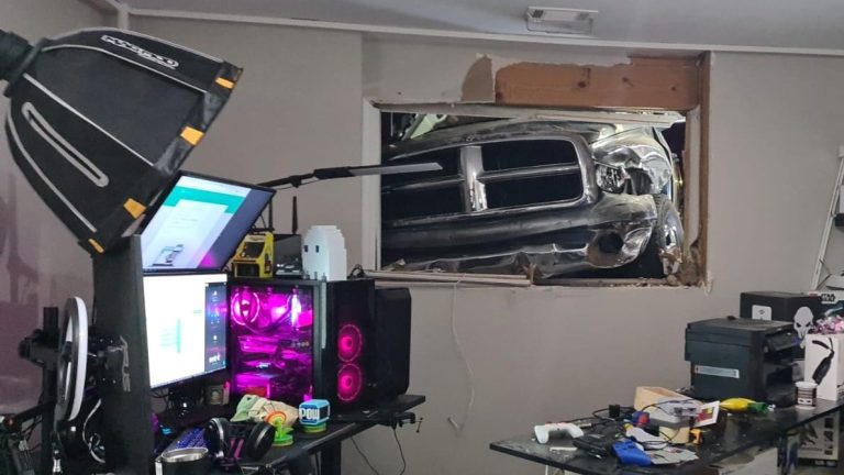 Gamer transmite por Twitch mientras camioneta impacta contra su cuarto en EUA