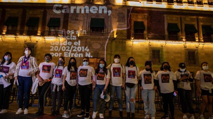Mujeres sobrevivientes a ataques con ácido protestan frente a Palacio Nacional