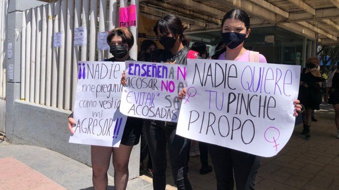 Alumnas de prepa protestan contra acoso en Guanajuato; les piden no usar falda