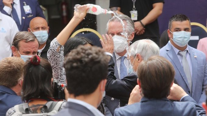 Mujer vacía botella de agua al presidente chileno Sebastián Piñera