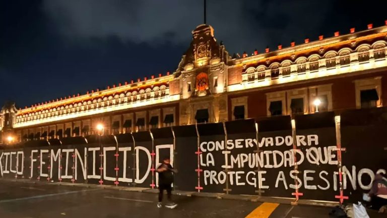 Escriben “México feminicida” en valla instalada para proteger Palacio Nacional