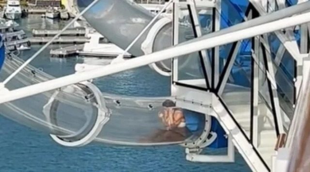 Turista de crucero queda atrapada en un tobogán suspendido sobre el mar