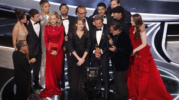 “Coda” con Eugenio Derbez gana Mejor Película en los Premios Óscar