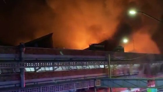 Incendio arrasa con el famoso mercado de San Juan de Dios en Guadalajara