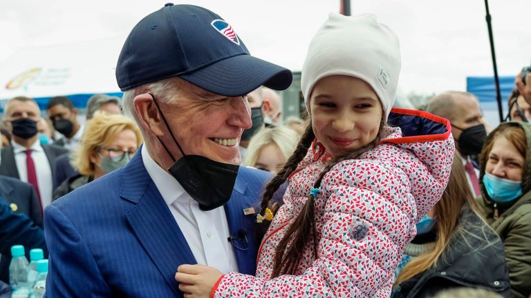 Se reúne Joe Biden con refugiados de Ucrania; llama “carnicero” a Vladimir Putin