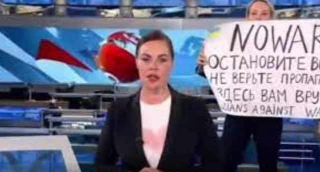Mujer interrumpe programa de noticias de Rusia para protestar contra guerra