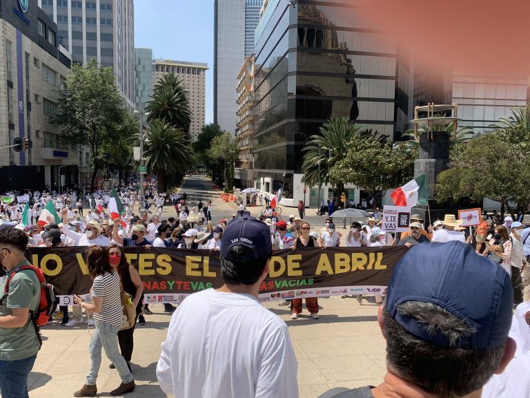 Marchan en la Ciudad de México contra la revocación de mandato de AMLO