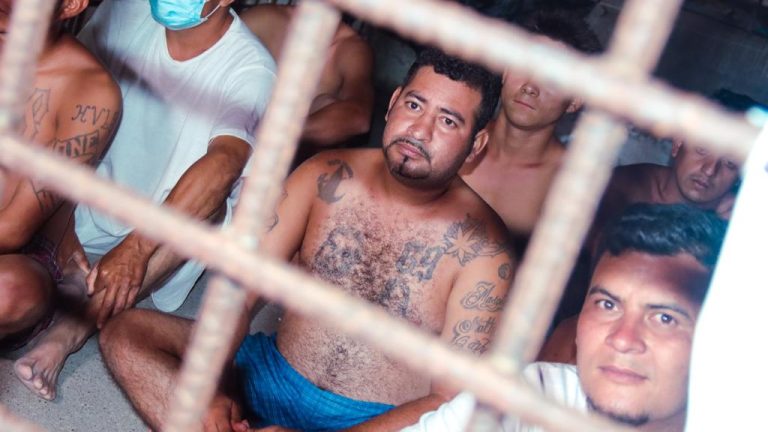 Presidente de El Salvador amenaza con dejar sin comida a reos pandilleros