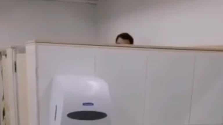 Sorprenden a hombre espiando a mujeres en baño de tienda departamental