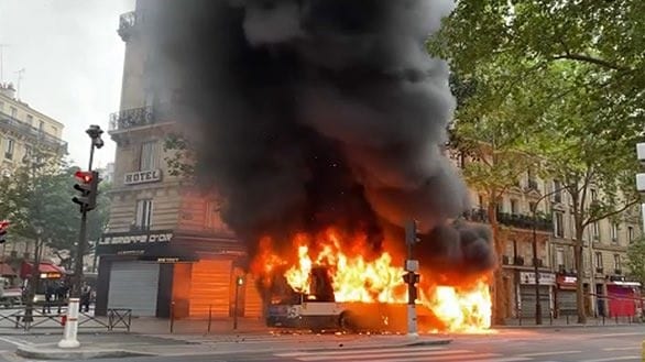 Incendio de autobús cerca de Notre Dame en París provoca pánico 