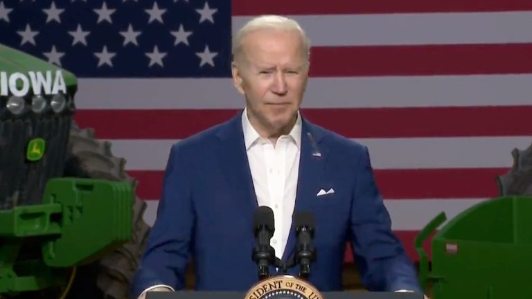 Pájara ensucia el traje del presidente Joe Biden en medio de discurso