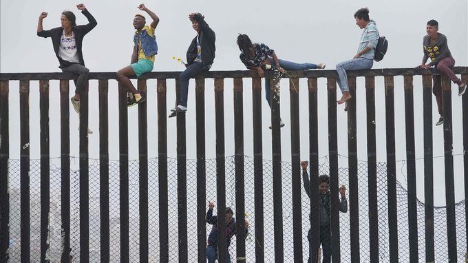 Gobernador de Texas emite orden para regresar a migrantes ilegales a la frontera