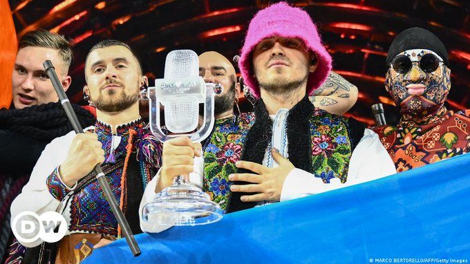 Grupo ucraniano ganador de Eurovisión subasta trofeo para comprar drones