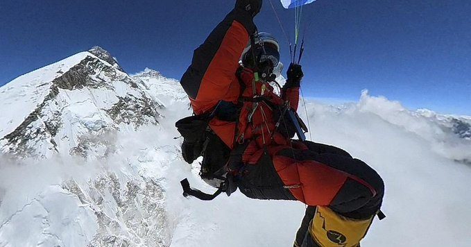 Parapentista se lanza por primera vez legalmente desde la cima del Monte Everest