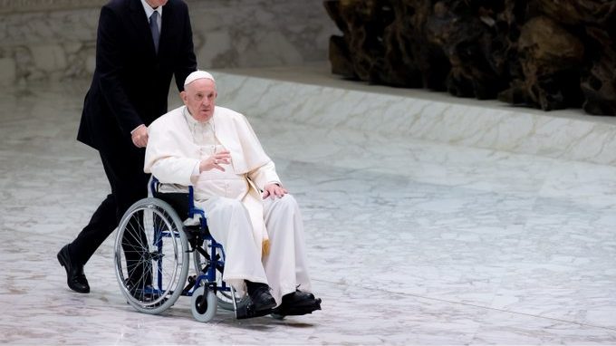 Papa Francisco pide a mexicanos “un poco de tequila” para dolor de rodilla