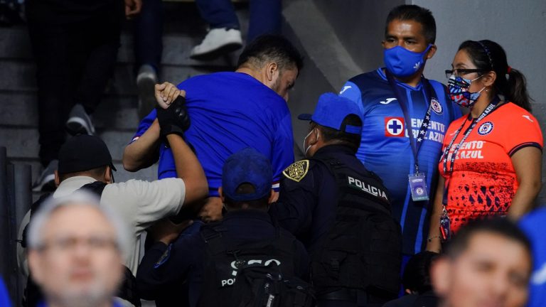 Riña entre aficionados de Cruz Azul en el Estadio Azteca deja cinco detenidos
