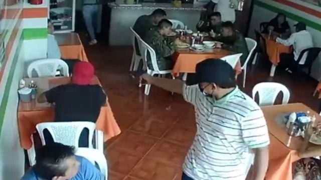 Asesinan a un hombre en un restaurante de Ecuador frente a cuatro militares