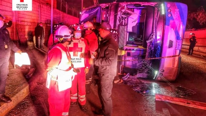 Volcadura de autobús deja 2 muertos y al menos 19 heridos en Toluca