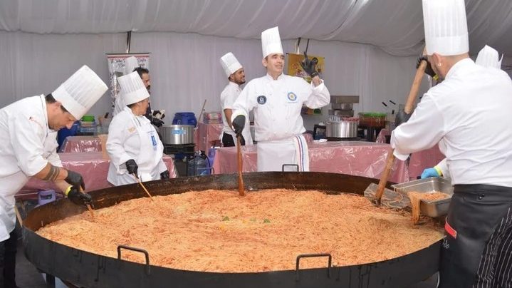 Elaboran en Argentina el espagueti más grande del mundo; rompe récord Guinness