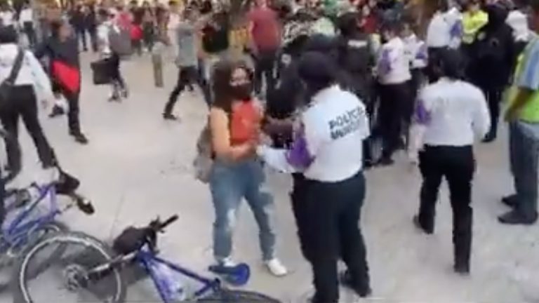 Con golpes y cachetadas, policía detiene a feministas en marcha en Irapuato