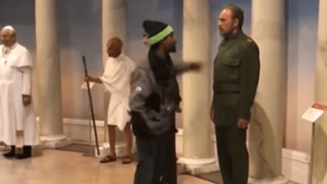 Sujeto enfurecido ataca la figura de cera de Fidel Castro en un Museo de NY