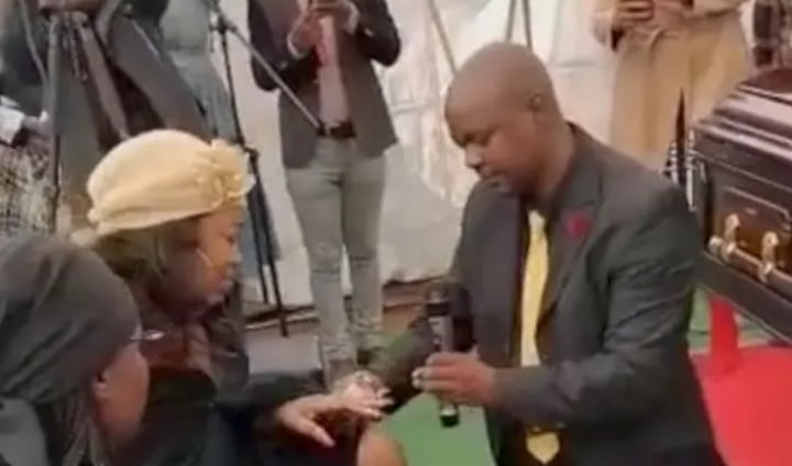 Pastor le propone matrimonio a mujer en el funeral de su padre