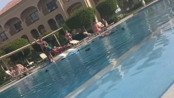 Joven cacha a su novio engañándola en vacaciones en Ibiza; toma venganza