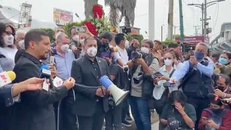Familiares de víctimas del colapso en la Línea 12 presentan memorial en CDMX