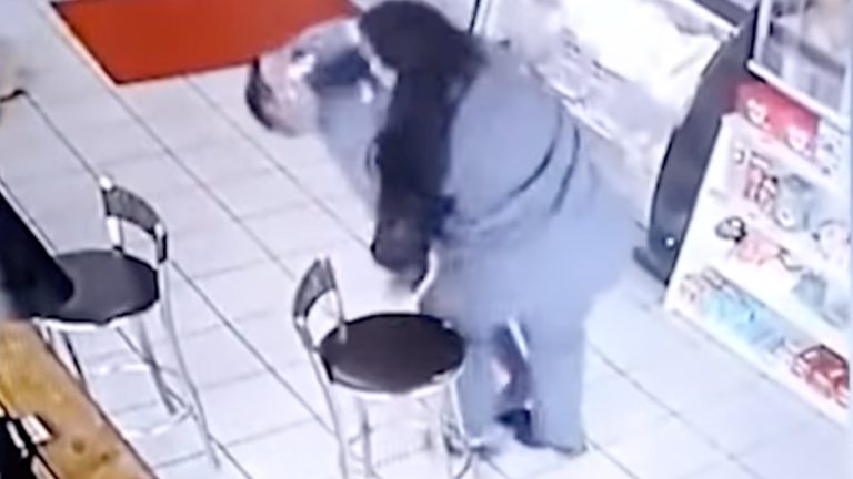 Mujer arremete a golpes contra sujeto que le tocó las piernas en Brasil