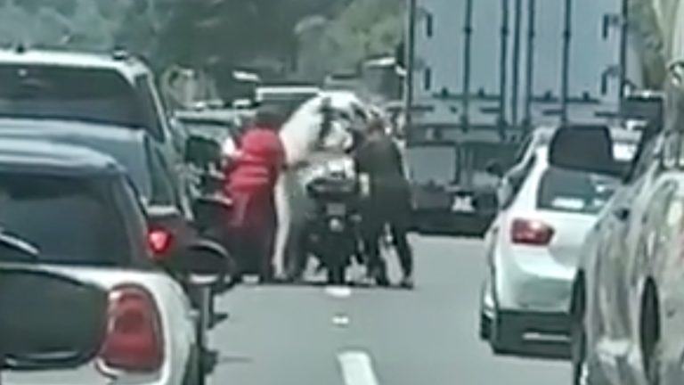 Novia queda atrapada en el tráfico y es llevada por motociclista a su boda