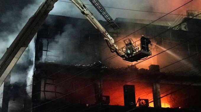 Incendio en edificio de Nueva Delhi en la India deja al menos 27 muertos