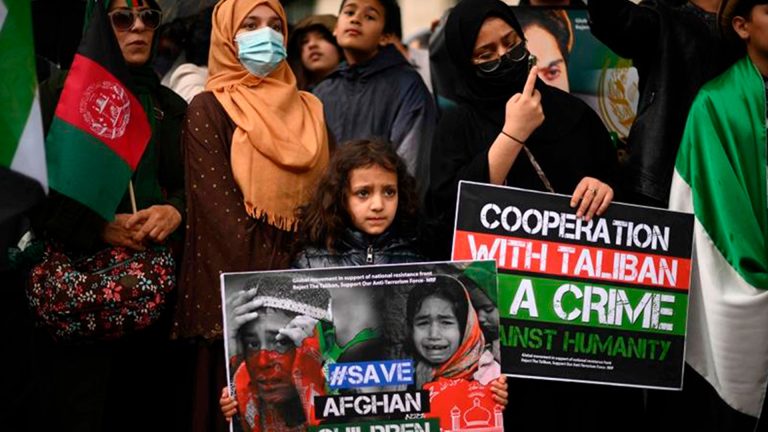 Talibanes disuelven comisión de Derechos Humanos de Afganistán; “es innecesaria”