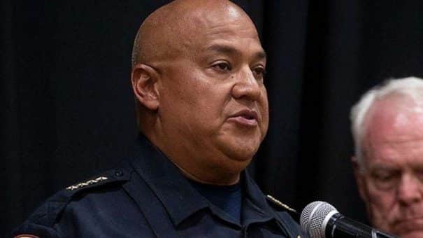 Despiden a Pete Arredondo, jefe de la policía de Uvalde en Texas donde murieron 19 niños