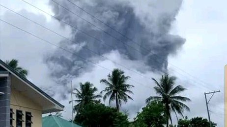 Volcán Bulusan en Filipinas entra en erupción; autoridades elevan la alerta